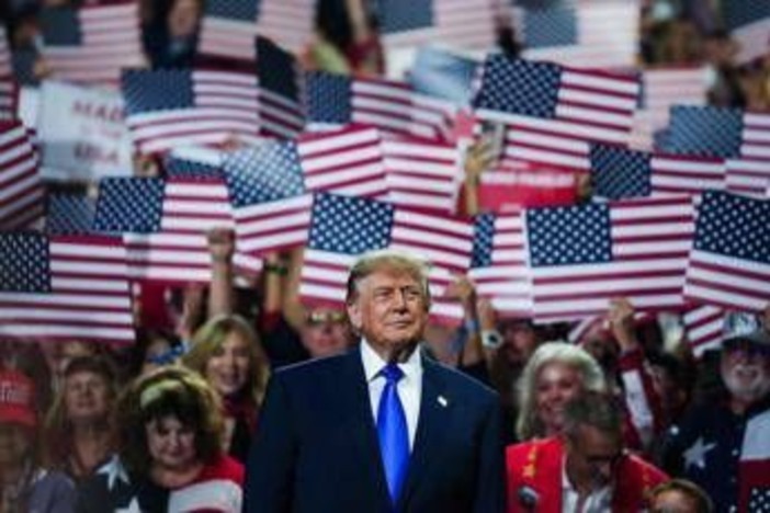 Trump, comizio show di due ore a Dallas: "5mila dollari a ogni americano se i Repubblicani vincono i midterm"