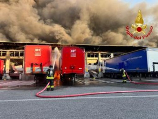 Milano, grosso incendio in un capannone: città 'avvolta' dal fumo Milano, grosso incendio in un capannone: città 'avvolta' dal fumo