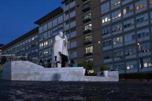 Papa, Vaticano: "Bene la notte al Gemelli, si è alzato e ha fatto colazione" Papa, Vaticano: "Bene la notte al Gemelli, si è alzato e ha fatto colazione"