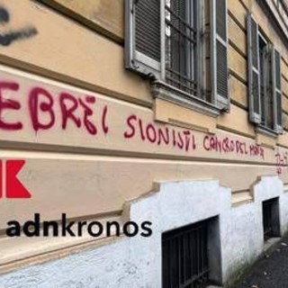 "Ebrei sionisti cancro del mondo", la scritta choc sul Lungotevere "Ebrei sionisti cancro del mondo", la scritta choc sul Lungotevere
