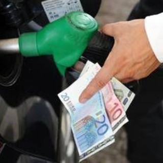 Prezzi carburanti, benzina mai così alta da ottobre 2023. Oggi Cdm per nuove misure