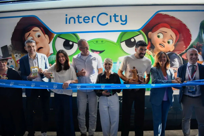Toy Story 5 viaggia con Intercity, svelato il nuovo treno dedicato al film