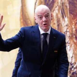 Infantino 'dribbla' le domande sul futuro con battuta al giornalista calvo: "Ci vediamo dal parrucchiere"