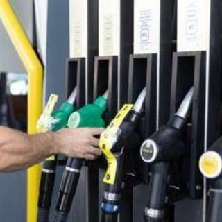 Carburanti, tetto ai prezzi in metà delle stazioni di servizio: calano benzina e gasolio