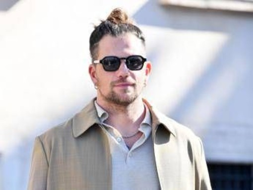 Sanremo 2026, Enrico Nigiotti chi è: gli esordi con Amici, il ruolo da papà, il nonno Tommaso