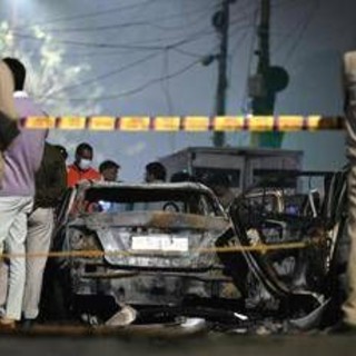 India, auto esplode vicino fermata metro in centro a Nuova Delhi: 8 morti India, auto esplode vicino fermata metro in centro a Nuova Delhi: 8 morti