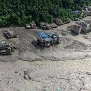 Alluvione in Nepal, l'italiano tratto in salvo: "In pullman a 20 metri dal disastro, un'onda gigantesca di fango e detriti, poi il boato" Alluvione in Nepal, l'italiano tratto in salvo: "In pullman a 20 metri dal disastro, un'onda gigantesca di fango e detriti, poi il boato"