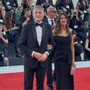 Mostra di Venezia, Giuli sul red carpet con pochette rossa e spilletta verde per la Palestina Mostra di Venezia, Giuli sul red carpet con pochette rossa e spilletta verde per la Palestina