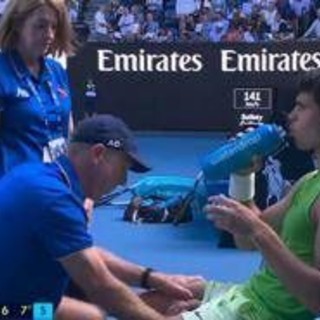 Australian Open, crampi per Alcaraz. E il medical time out fa infuriare Zverev Australian Open, crampi per Alcaraz. E il medical time out fa infuriare Zverev