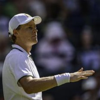 Sinner, Djokovic ko e finale a Wimbledon: "Vincere contro Nole è speciale". Poi la battuta sulle star in tribuna Sinner, Djokovic ko e finale a Wimbledon: "Vincere contro Nole è speciale". Poi la battuta sulle star in tribuna
