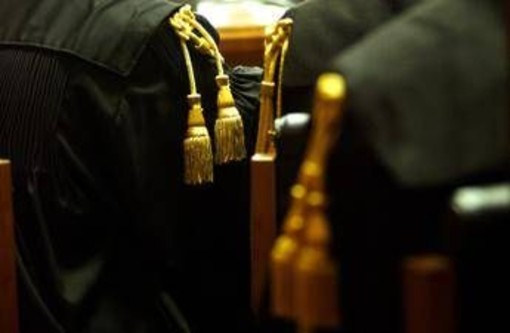 Aumenti di stipendio, i magistrati: "Previsti per legge: c'è una sentenza, non sono regali" Aumenti di stipendio, i magistrati: "Previsti per legge: c'è una sentenza, non sono regali"