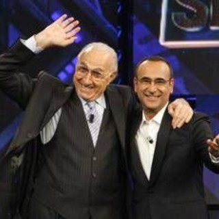 Baudo, Conti ricorda il grande conduttore: "Lui è la tv, indimenticabili i suoi abbracci paterni"