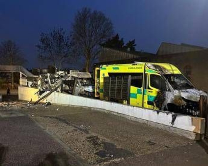 Londra, date alle fiamme ambulanze di organizzazione ebraica. Starmer: "Sconvolgente incendio a sfondo antisemita" Londra, date alle fiamme ambulanze di organizzazione ebraica. Starmer: "Sconvolgente incendio a sfondo antisemita"