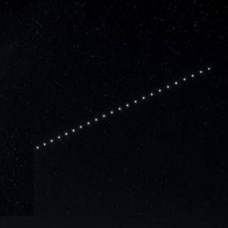 "Non è un aereo, non sono stelle", il 'treno di luci' in cielo: il mistero dell'8 agosto "Non è un aereo, non sono stelle", il 'treno di luci' in cielo: il mistero dell'8 agosto