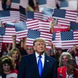 Trump, comizio show di due ore a Dallas: "5mila dollari a ogni americano se i Repubblicani vincono i midterm"