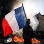 Francia, proteste contro il caro vita: scontri a Parigi e Marsiglia, almeno cento gli arresti