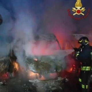 Sette furgoni di una ditta di consegne in fiamme a Fiumicino, indagini polizia Sette furgoni di una ditta di consegne in fiamme a Fiumicino, indagini polizia