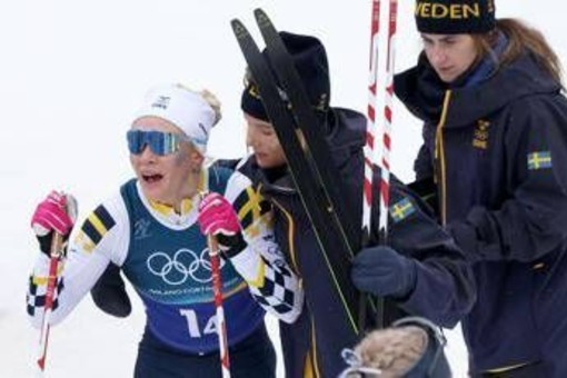 Cade la campionessa, cade lo skiman, poi la Svezia rimonta ed è argento alle Olimpiadi. Cos'è successo nella staffetta sci di fondo Cade la campionessa, cade lo skiman, poi la Svezia rimonta ed è argento alle Olimpiadi. Cos'è successo nella staffetta sci di fondo