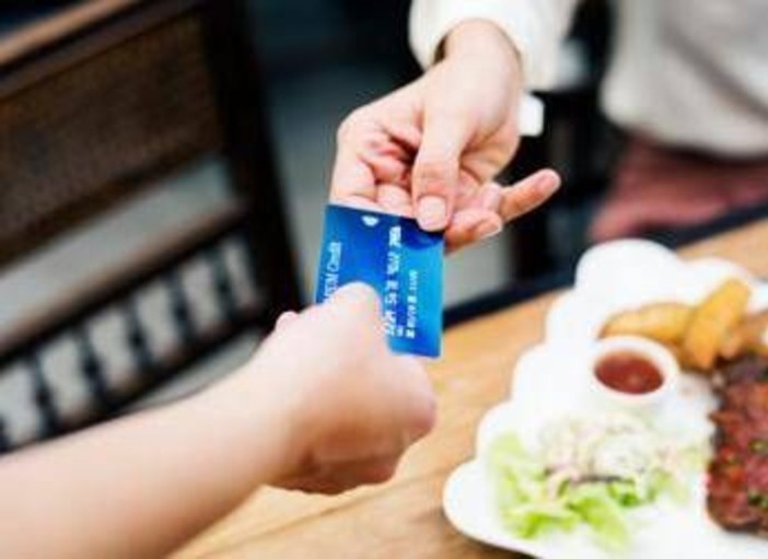 Paghi con la carta in vacanza? 10 consigli per usarla riducendo rischi e costi Paghi con la carta in vacanza? 10 consigli per usarla riducendo rischi e costi
