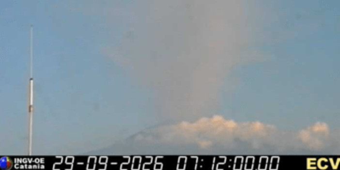Etna, nube eruttiva alta 4 chilometri: voli sospesi fino alle 15 all'aeroporto di Catania Etna, nube eruttiva alta 4 chilometri: voli sospesi fino alle 15 all'aeroporto di Catania