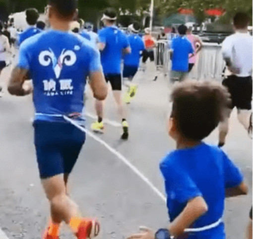 Bambino legato e costretto a correre una mezza maratona: runner squalificato tre anni