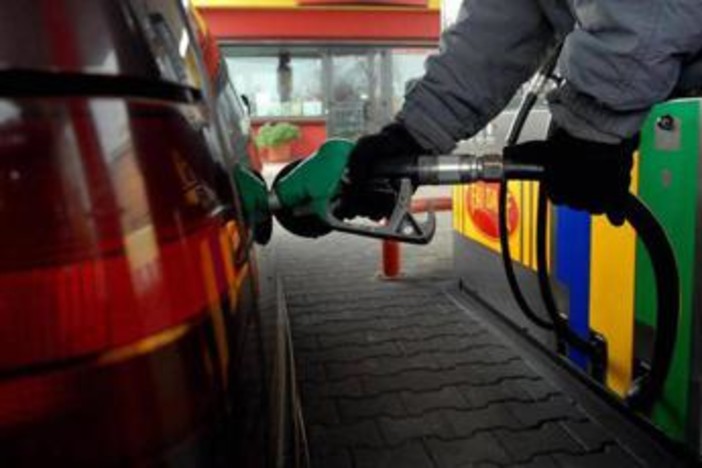 Caro carburanti, anche IP mette un tetto ai prezzi dopo Eni: sconto per 8.500 distributori Caro carburanti, anche IP mette un tetto ai prezzi dopo Eni: sconto per 8.500 distributori