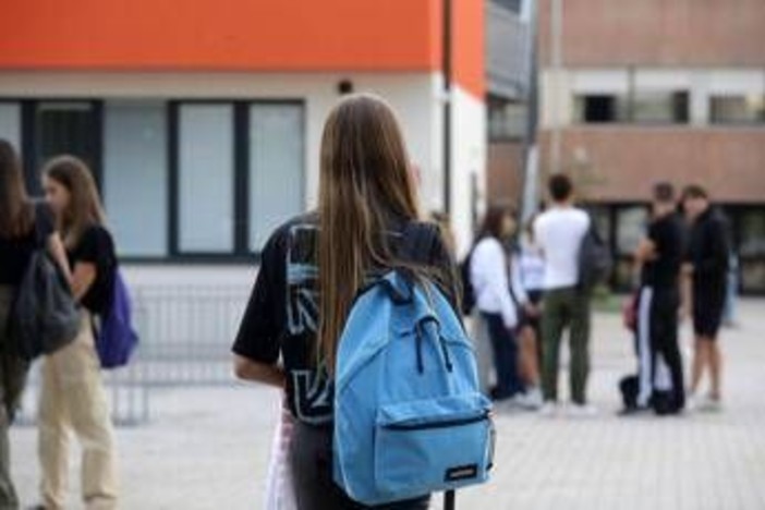 Scuola, arrivano i nuovi programmi per i licei: via la Geostoria, entra l'IA