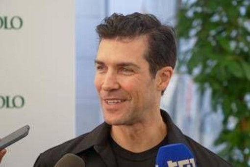 Intesa Sanpaolo, Roberto Bolle: "Sostenerci, prenderci ‘per mano’ è un gesto rivoluzionario oggi" Intesa Sanpaolo, Roberto Bolle: "Sostenerci, prenderci ‘per mano’ è un gesto rivoluzionario oggi"