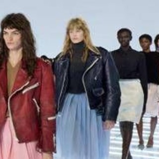 Prada, la gonna è un'ossessione e un invito alla contraddizione