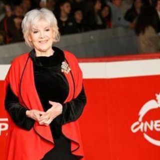 Sanremo 2026, Caterina Caselli riceve il premio alla carriera: l'omaggio al 'Casco d'Oro' Sanremo 2026, Caterina Caselli riceve il premio alla carriera: l'omaggio al 'Casco d'Oro'