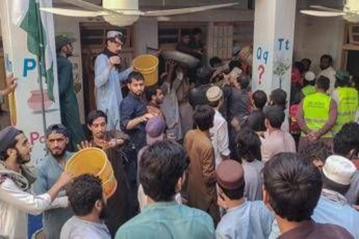 Pakistan, crolla il tetto di una scuola a Peshawar: 28 morti e 30 feriti Pakistan, crolla il tetto di una scuola a Peshawar: 28 morti e 30 feriti