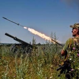 Ucraina, dalla tragedia della guerra al business della difesa: Kiev pronta a produrre armi per l'Europa