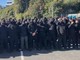 Gb, centinaia di manifestanti incappucciati bloccano Dover: "Fermate le barche dei migranti"
