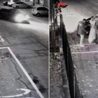 Vaga nudo e lascia droga davanti alla caserma dei carabinieri, 43enne denunciato