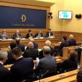 Mese della prevenzione orale, 1 italiano su 3 ha paura di mordere una mela Mese della prevenzione orale, 1 italiano su 3 ha paura di mordere una mela