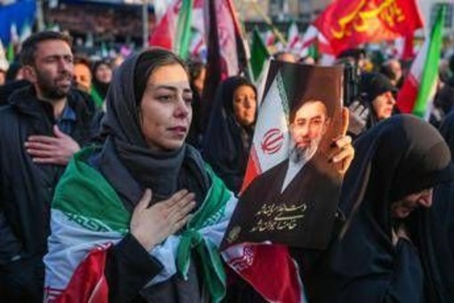 Iran, Mojtaba Khamenei rompe il silenzio: "Voglio vendetta contro Usa, lo stretto di Hormuz resterà chiuso"