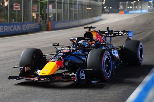 Verstappen padrone a Singapore: pole davanti a Leclerc e Hamilton Verstappen padrone a Singapore: pole davanti a Leclerc e Hamilton