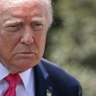 Trump: "Iran al collasso finanziario, vuole Hormuz aperto ma così accordo impossibile"
