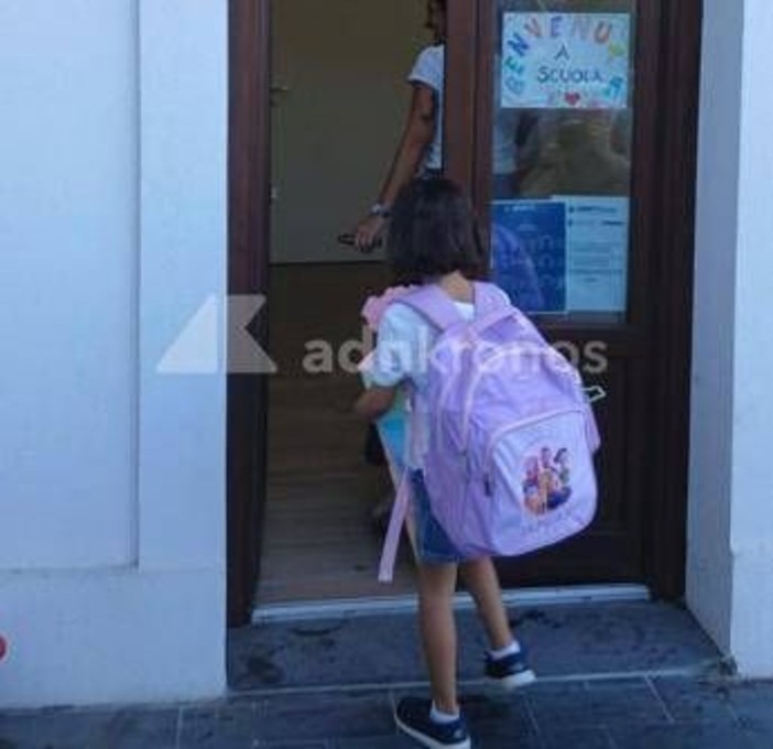 Campanella solitaria per la piccola Aysha, l'alunna che non può copiare: a scuola c'è solo lei