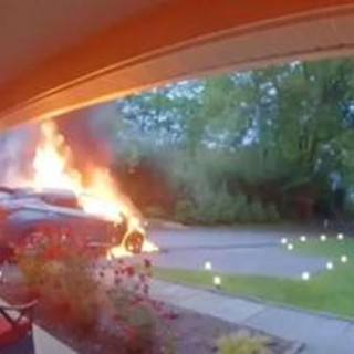 Suv prende fuoco spontaneamente sul vialetto di casa, famiglia salva per miracolo - Video