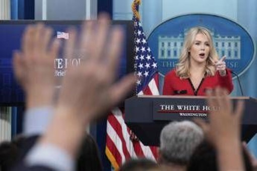 Trump, la portavoce Karoline Leavitt lascia l'incarico. Il presidente: "La capisco" Trump, la portavoce Karoline Leavitt lascia l'incarico. Il presidente: "La capisco"