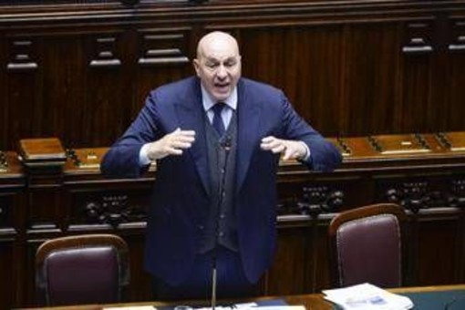 Iran, Crosetto: "Blitz non comunicato ad alcun Paese Ue, io a Dubai dopo mia valutazione" Iran, Crosetto: "Blitz non comunicato ad alcun Paese Ue, io a Dubai dopo mia valutazione"