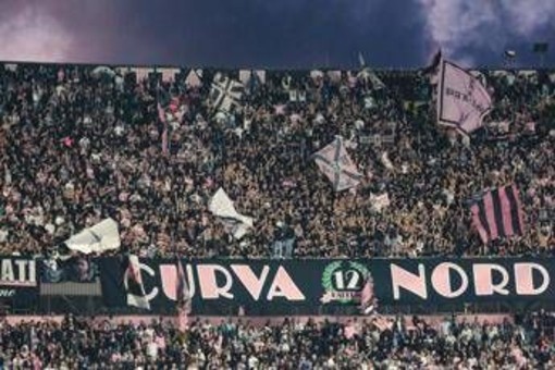 Petardi in campo, rissa e ospiti scortati fuori: caos in Palermo-Catanzaro