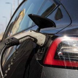 L'estate 2026 con l'auto elettrica, il racconto tra caldo record e bollini neri