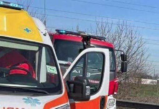 Scontro tra bus pieno di studenti e un'auto ad Arignano, un morto e una ventina di contusi