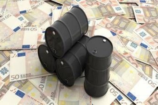 Prezzi petrolio in calo, Brent scende a 87,69 dollari: quanto costano benzina e diesel oggi Prezzi petrolio in calo, Brent scende a 87,69 dollari: quanto costano benzina e diesel oggi
