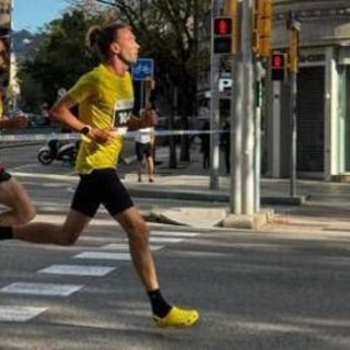 Corre una maratona... con le Crocs, la follia dell'atleta russo a Berlino Corre una maratona... con le Crocs, la follia dell'atleta russo a Berlino