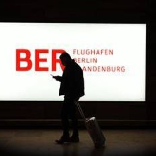 Voli sospesi per ghiaccio all'aeroporto internazionale di Berlino