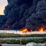 Droni ucraini in Russia, almeno due morti e incendi nei siti industriali: colpiti Wildberries e raffinerie