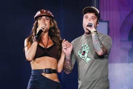 Clara e Fedez stanno insieme? Lei rompe il silenzio: "Sono single" Clara e Fedez stanno insieme? Lei rompe il silenzio: "Sono single"